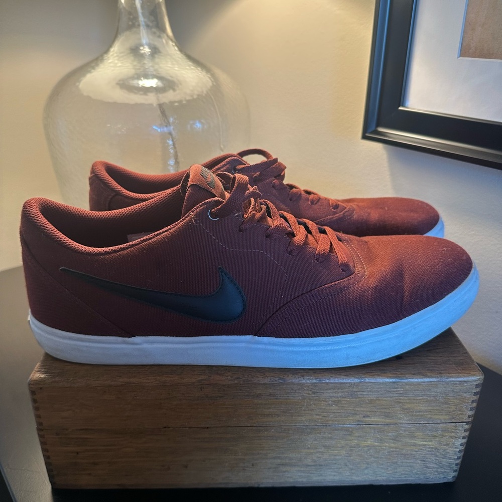 Nike Men's Burgundy Sneakers